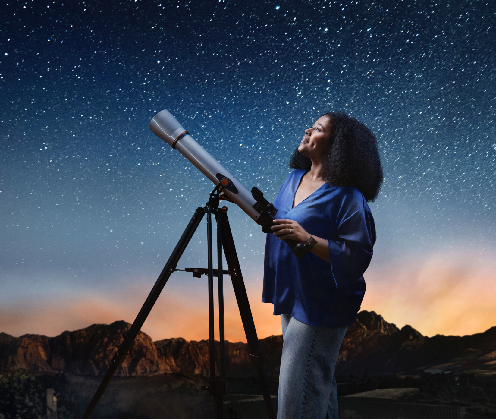Imagen de una mujer mirando al cielo con un telescopio".